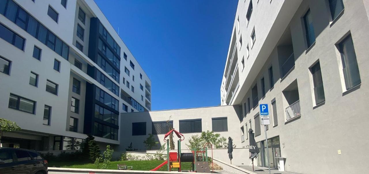 Apartment Mala Praha & Parking In The Garage 日利纳 外观 照片